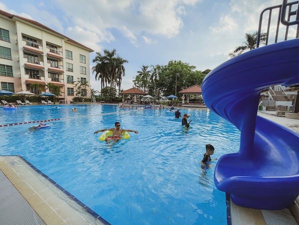 Kolam renang outdoor, dengan kursi berjemur