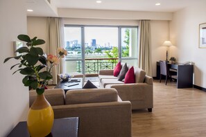 Villa, 3 Bedrooms, Lake View (1 King Bed, 2 Twin Bed and 1 Single Bed) | 1 bedroom, in-room safe, desk, laptop workspace