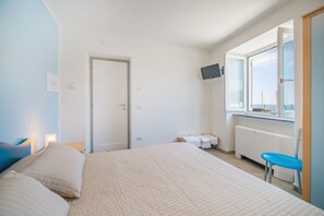Classic Double Room | In-room safe, soundproofing, cots/infant beds, free WiFi