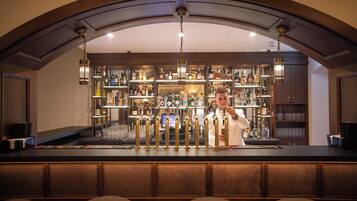 2 bars/lounges