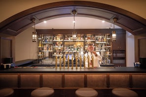2 bars/lounges