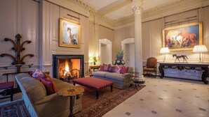 Un salón amplio con chimenea, asientos cómodos y una decoración elegante.