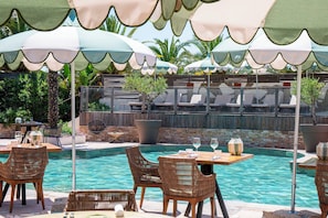 2 outdoor pools, pool umbrellas, pool loungers - Relais et Châteaux Thalasso & Spa Ile de la Lagune (Saint-Cyprien)