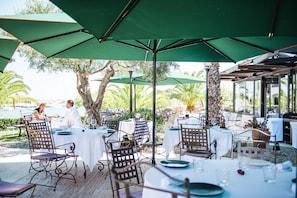 2 restaurants, breakfast, lunch, dinner served; French cuisine