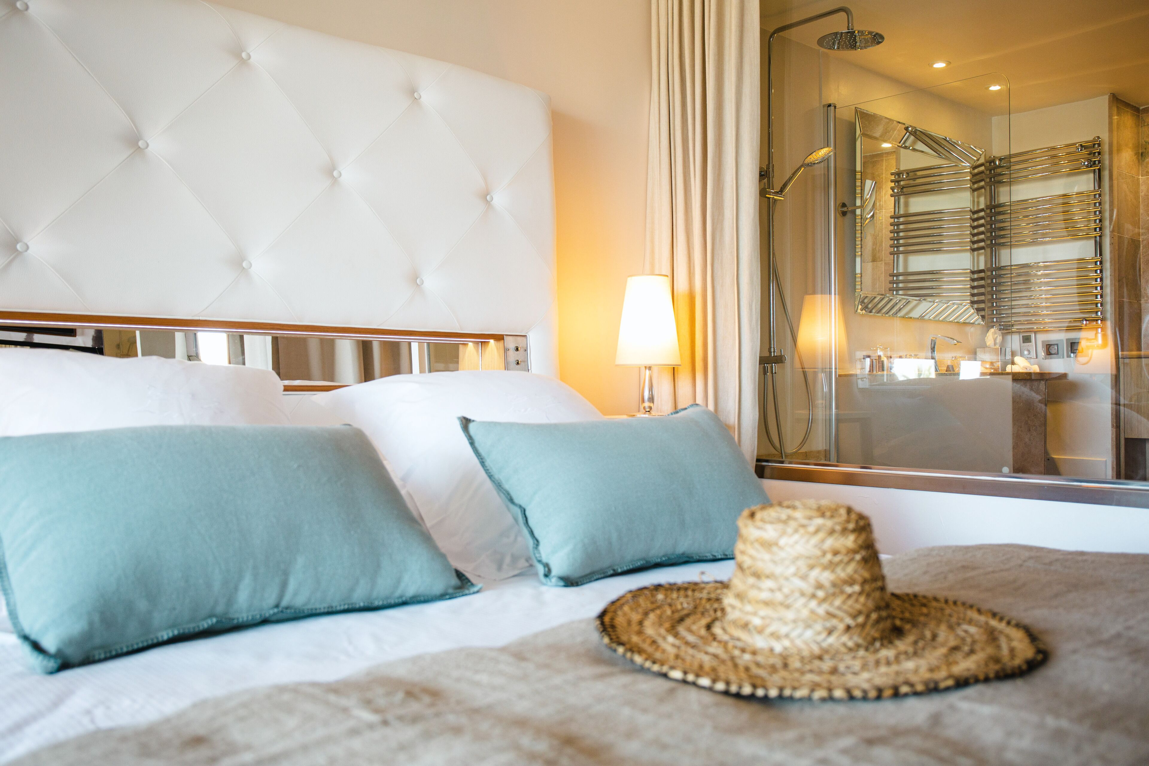 Ropa de cama de alta calidad y minibar 