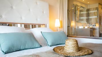 Kamar Double Deluks | 3 kamar tidur, seprai premium, brankas, dan kedap suara