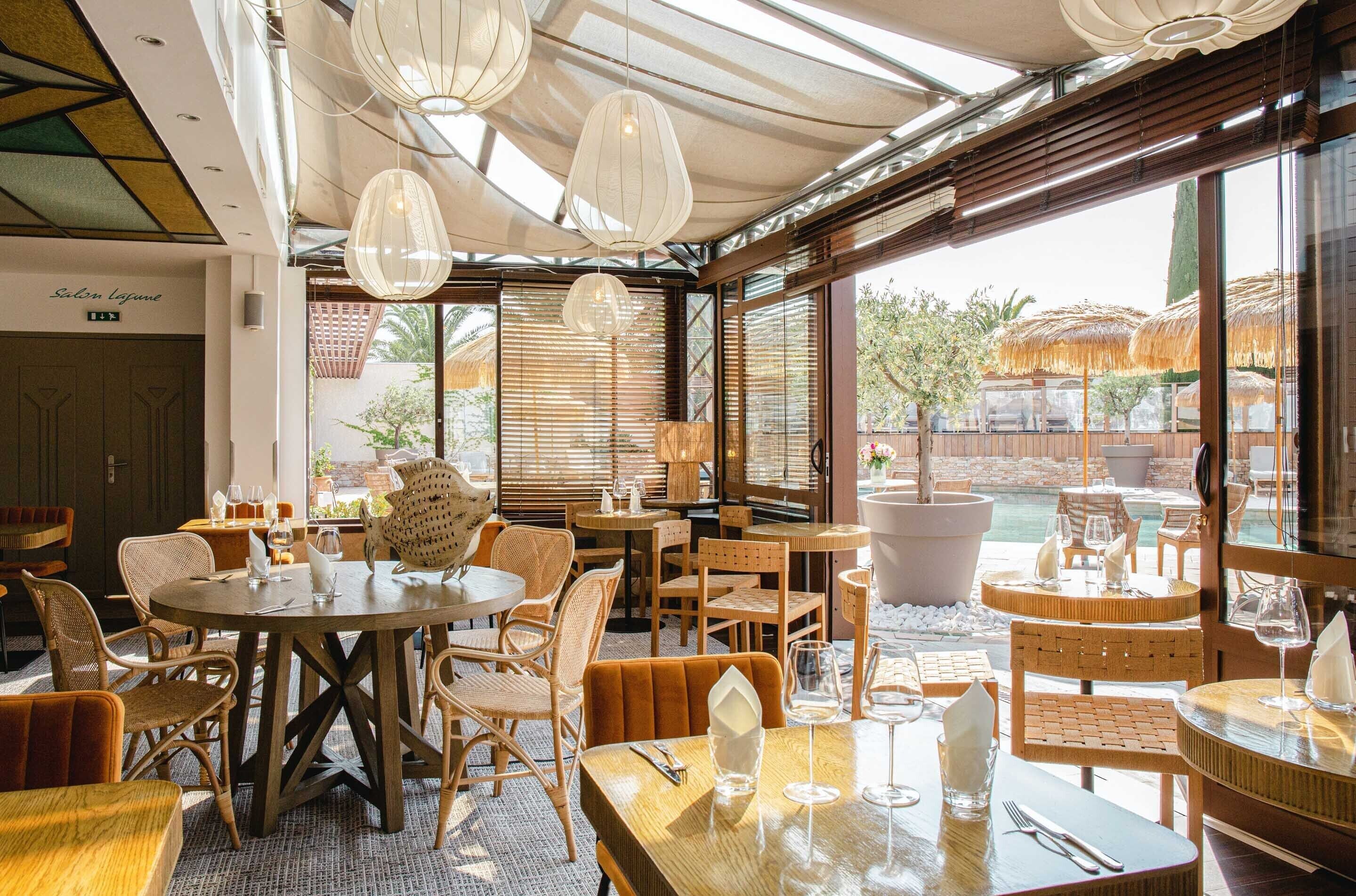 2 restaurants servant le petit déjeuner, le déjeuner et le dîner