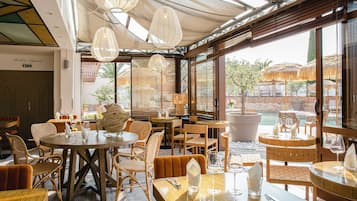 2 restaurants servant le petit déjeuner, le déjeuner et le dîner