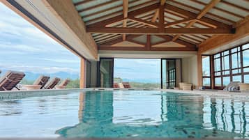 2 udendørs pools, parasoller, liggestole