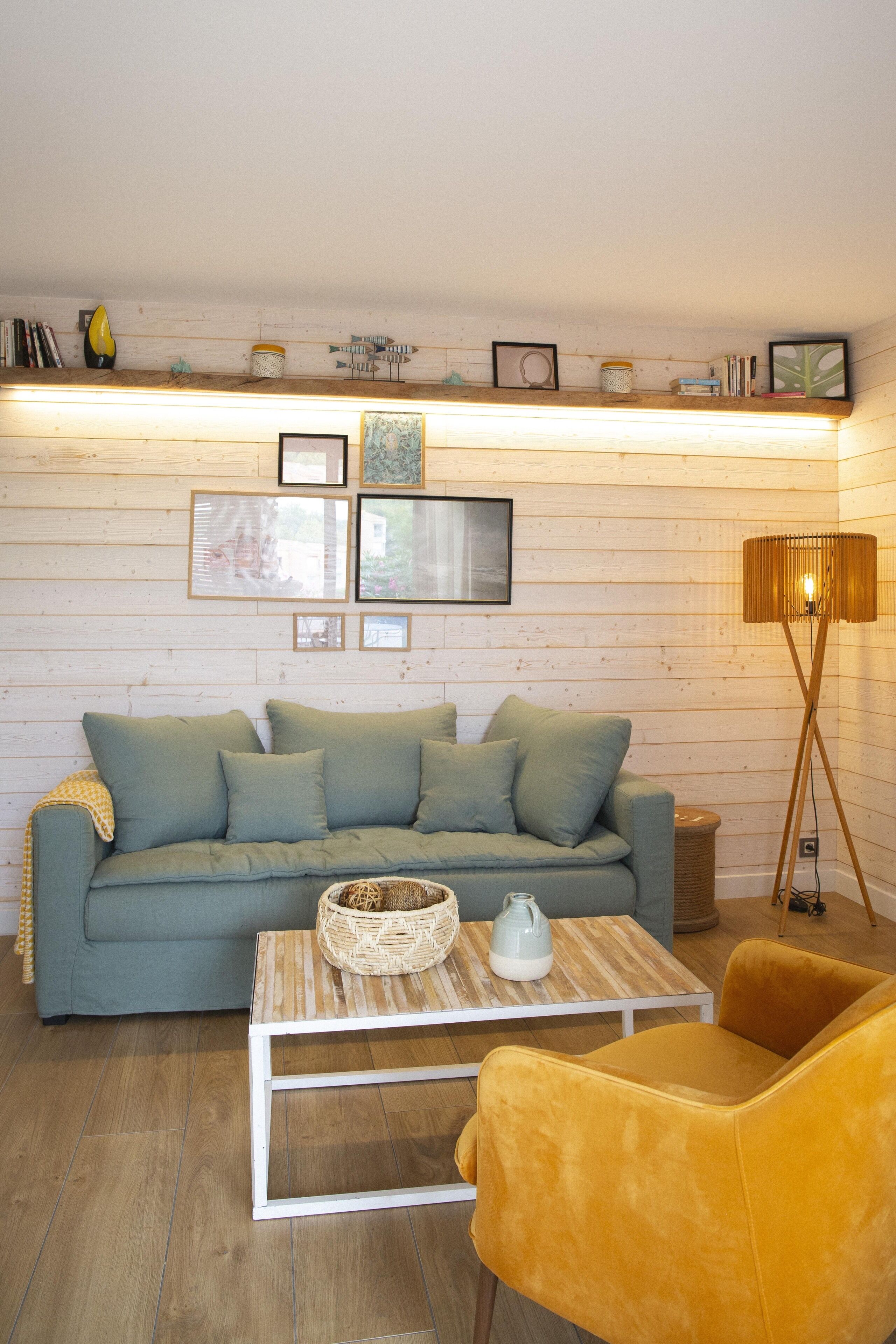 Een woonkamer met een bank, een salontafel en een vloerlamp.