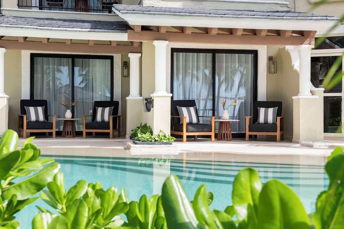 Club Level Junior Suite Ocean Front Swim Out King | 1 bedroom, premium bedding, down comforters, free minibar