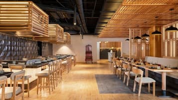 4 restaurantes; se sirven desayunos, comidas y cenas