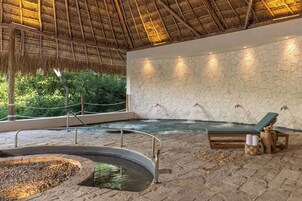 Salas de tratamiento para parejas, un sauna, una bañera de hidromasaje