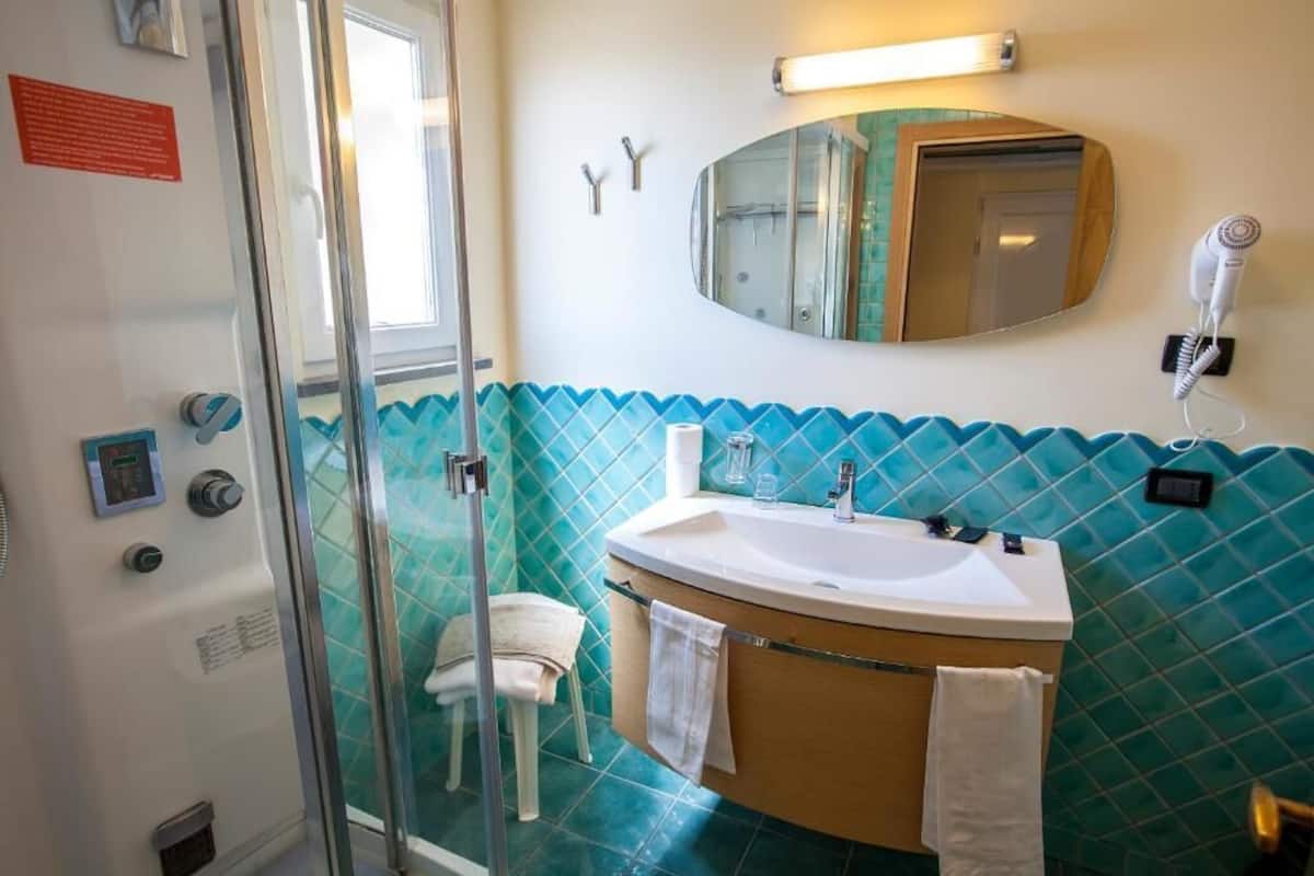 Shower, rainfall showerhead, free toiletries, hair dryer