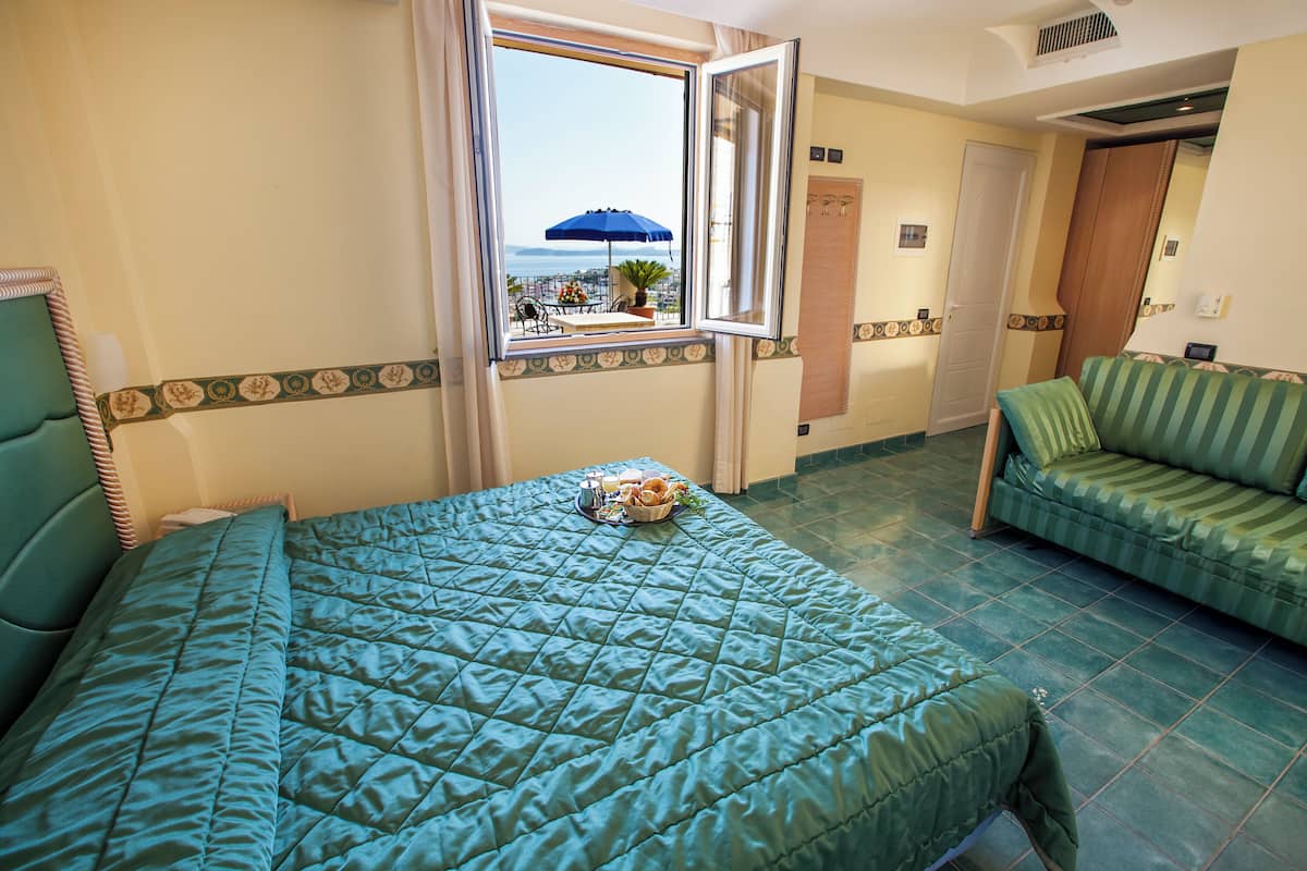 Minibar, desk, cots/infant beds, free WiFi