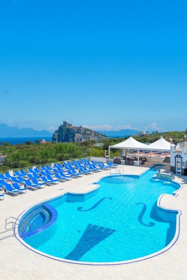 Una piscina cubierta, una piscina al aire libre