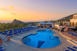 Indoor pool, outdoor pool, open 8:00 AM to 7:00 PM, pool umbrellas - Hotel Terme President (Ischia)