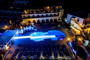 Indoor pool, outdoor pool, open 8:00 AM to 7:00 PM, pool umbrellas - Hotel Terme President (Ischia)