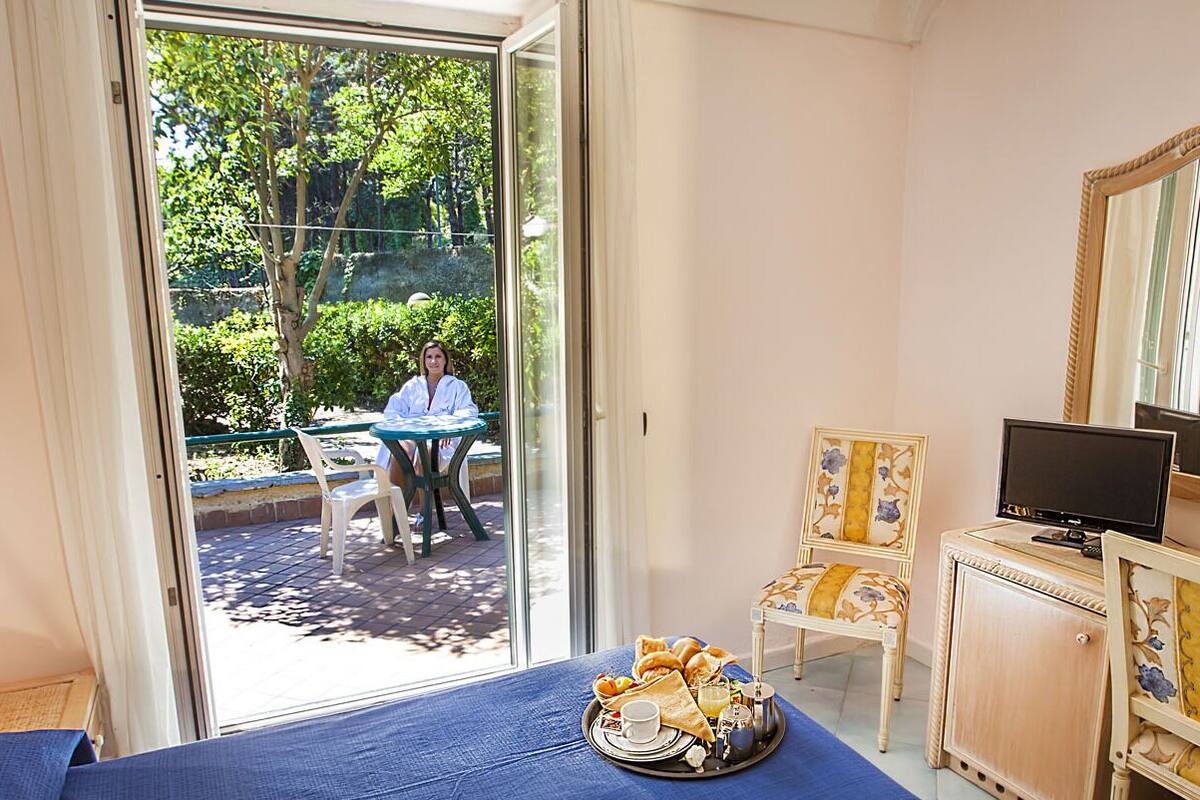 Minibar, desk, cots/infant beds, free WiFi
