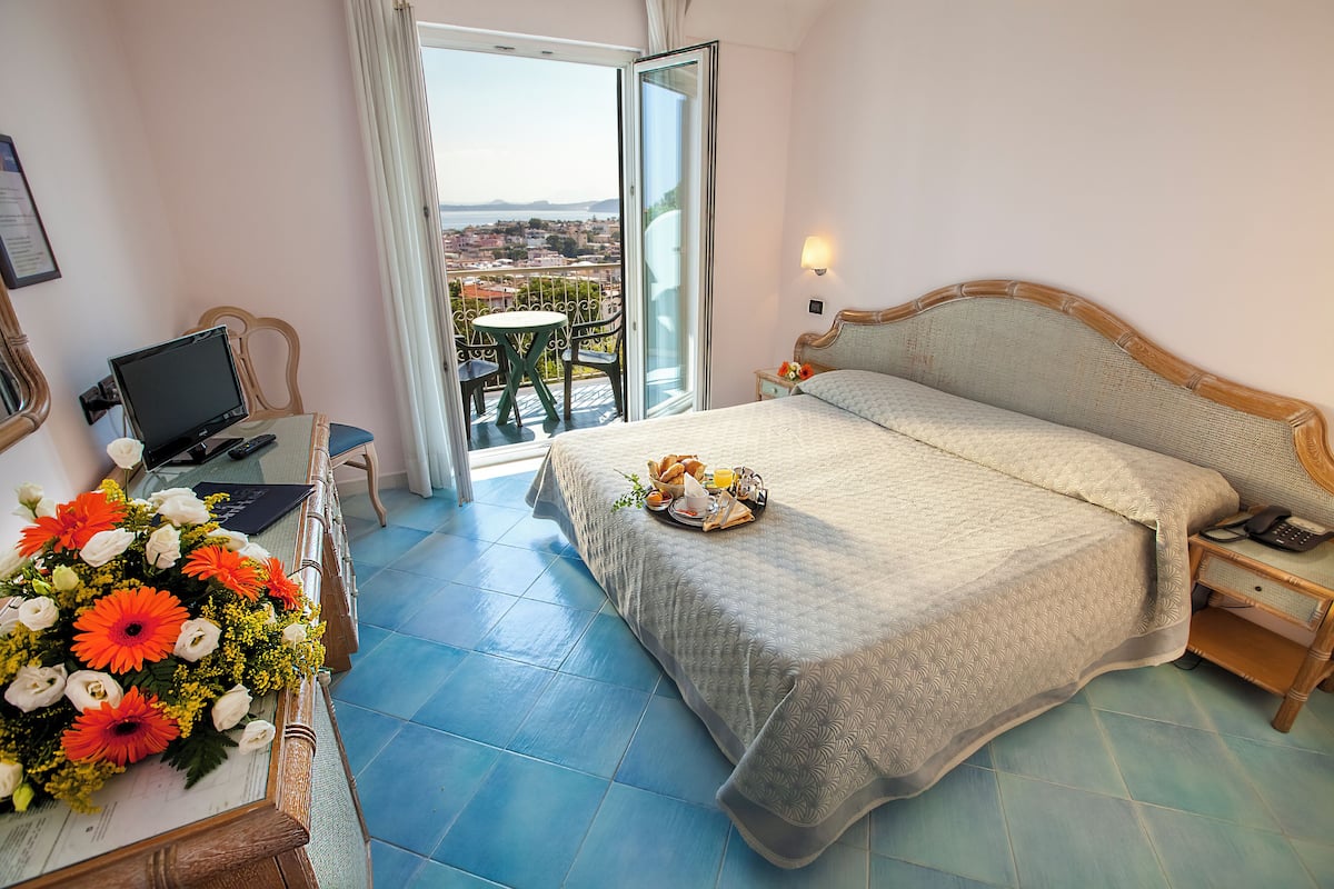 Minibar, desk, cots/infant beds, free WiFi