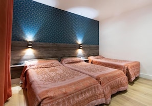 Dreibettzimmer, 3 Einzelbetten | Schreibtisch, kostenlose Babybetten, Zustellbetten, kostenloses WLAN