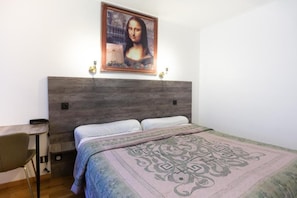 Doppel- oder Zweibettzimmer | Schreibtisch, kostenlose Babybetten, Zustellbetten, kostenloses WLAN
