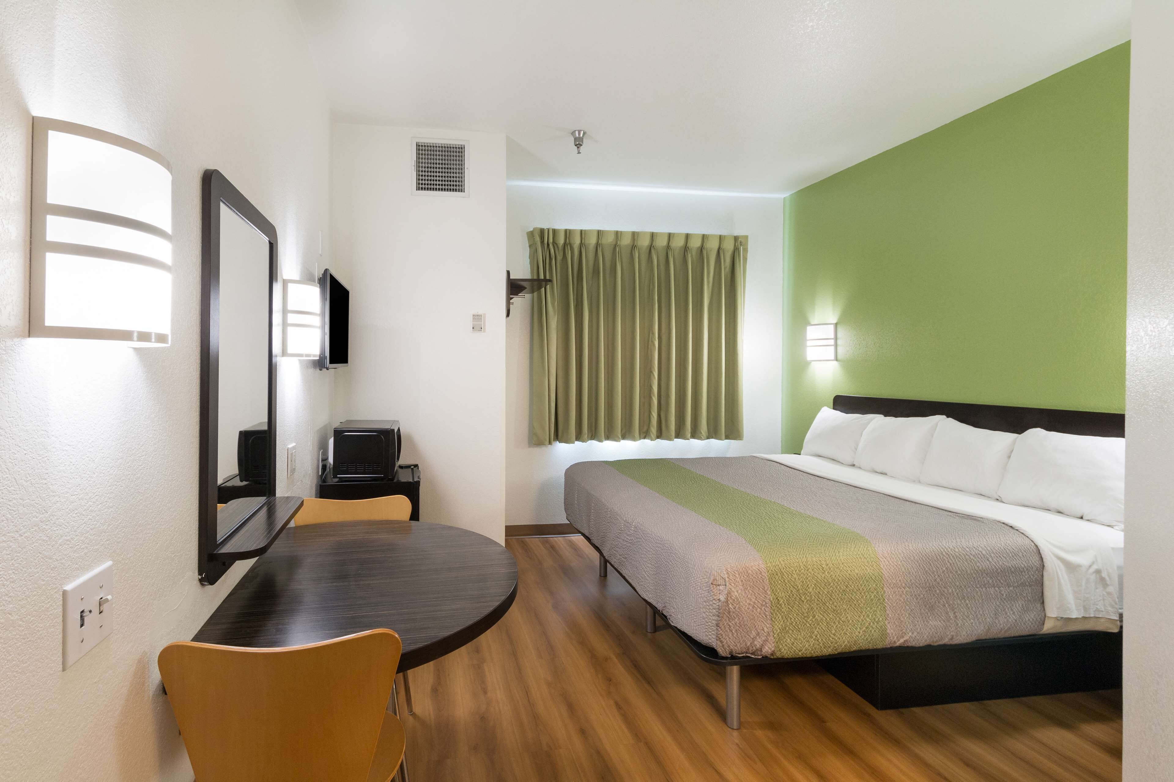 Bureau, chambres insonorisées, fer et planche à repasser, Wi-Fi gratuit