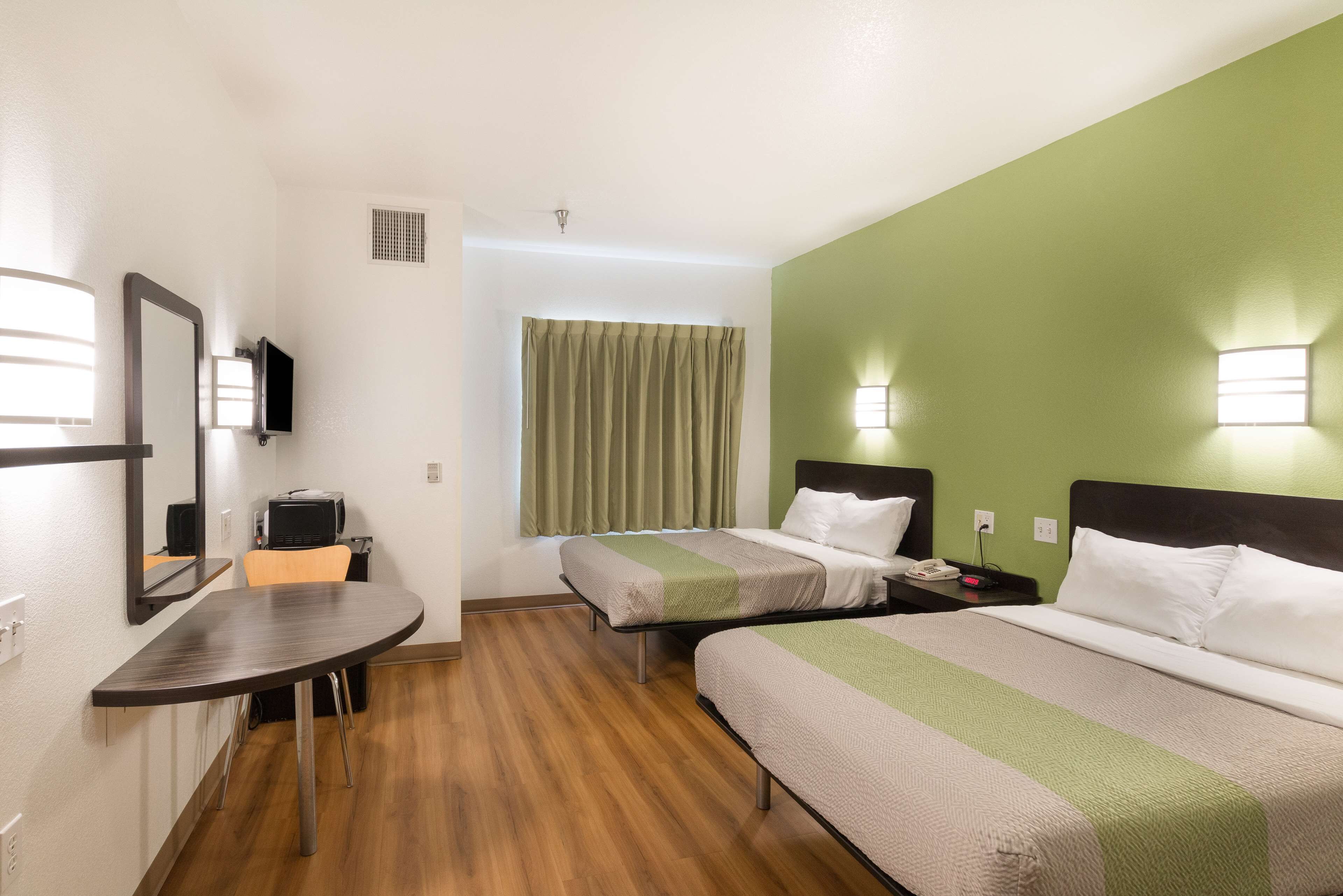 Skrivbord, ljudisolering, strykjärn/strykbräda och gratis wi-fi