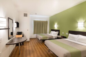 Skrivebord, lydisolert, strykejern/-brett og wi-fi (inkludert)