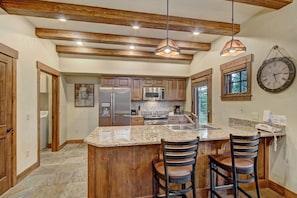 Maison mitoyenne, 3 chambres | Cuisine privée | Grand réfrigérateur, micro-ondes, four, plaque de cuisson