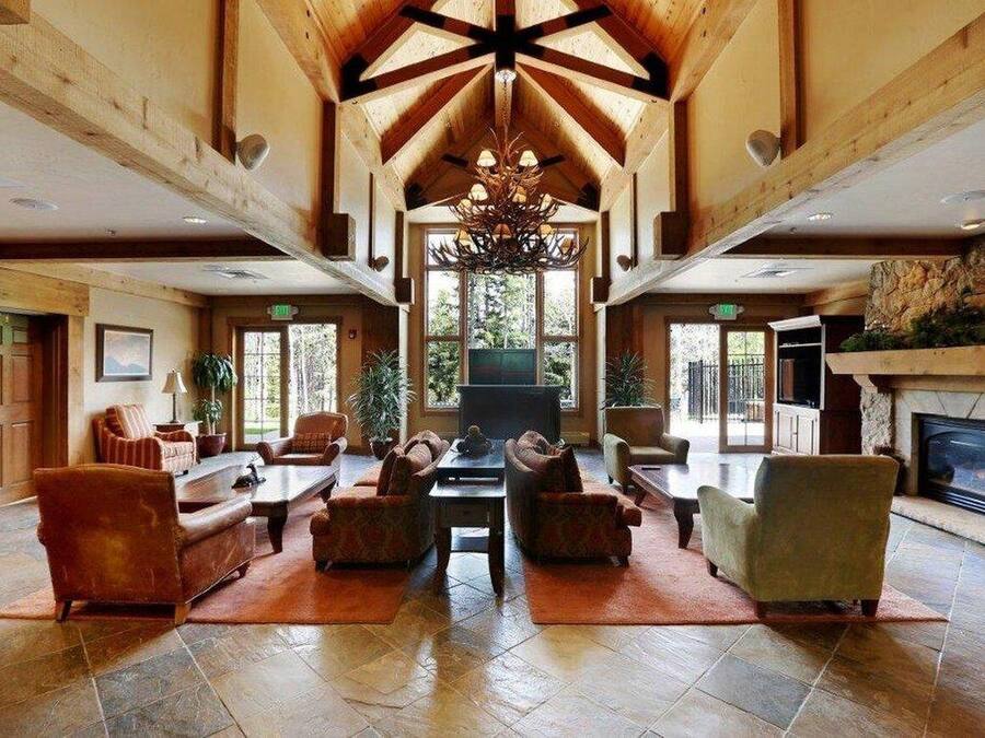 Lobby-lounge