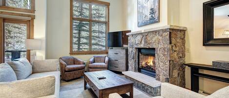 Townhome, 2 Bedrooms (Bedding Guaranteed) | Living area