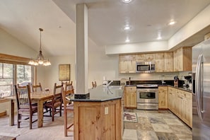 Grand réfrigérateur, micro-ondes, four, plaque de cuisson