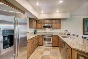 Townhome, 2 Bedrooms | Private kitchen