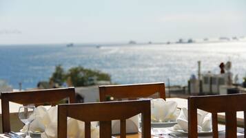 Serviço de café da manhã e jantar, restaurante ao ar livre 