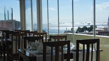 Breakfast and dinner served, alfresco dining
