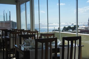 Breakfast and dinner served, alfresco dining 