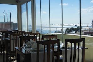 Breakfast and dinner served, alfresco dining