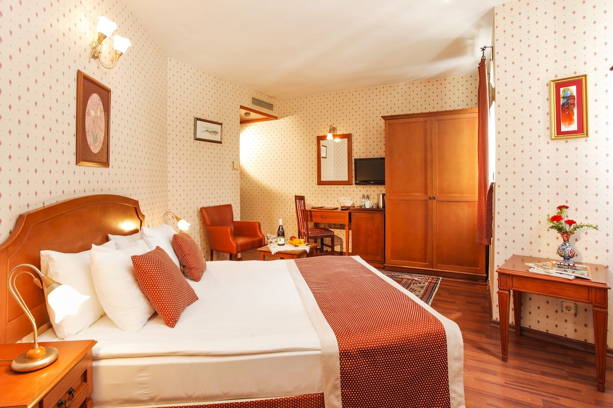 Standard Room, 1 King Bed, Sea View | Premium bedding, minibar, in-room safe, desk
