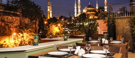Breakfast and dinner served, alfresco dining