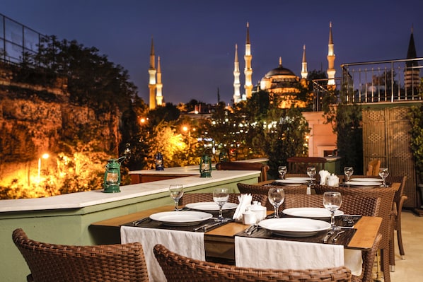 Breakfast and dinner served, al fresco dining