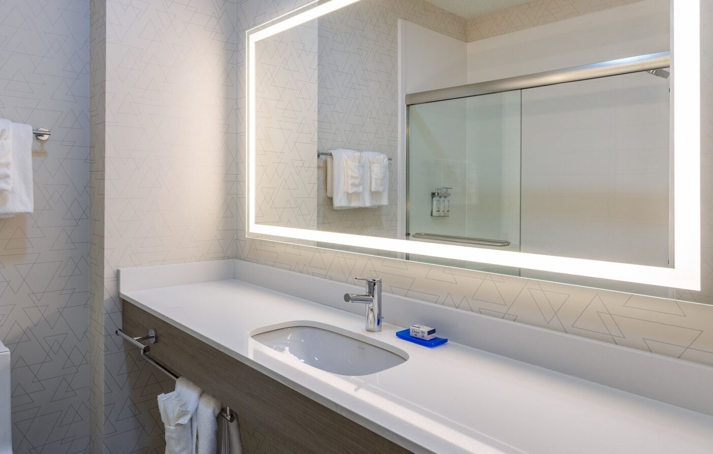 standard room | bathroom | combined shower/bathtub, hair dryer, towels, soap