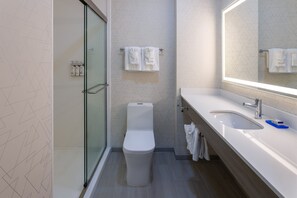 Vòi sen/bồn tắm kết hợp, máy sấy tóc, khăn tắm, xà phòng