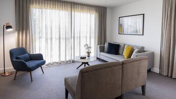 Una sala de estar moderna con un sofá, un sillón y una mesita de centro.
