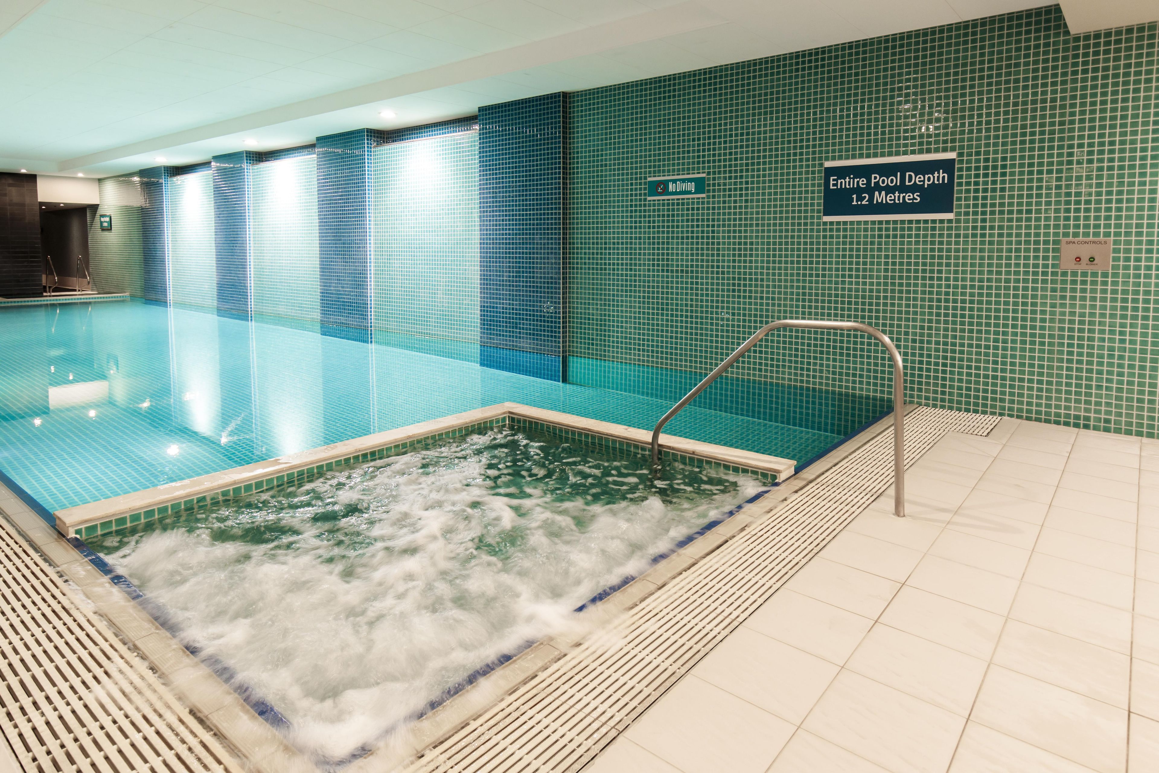 Ein Hallenbad mit einem Schild, das eine Wassertiefe von 1,2 Metern anzeigt.
