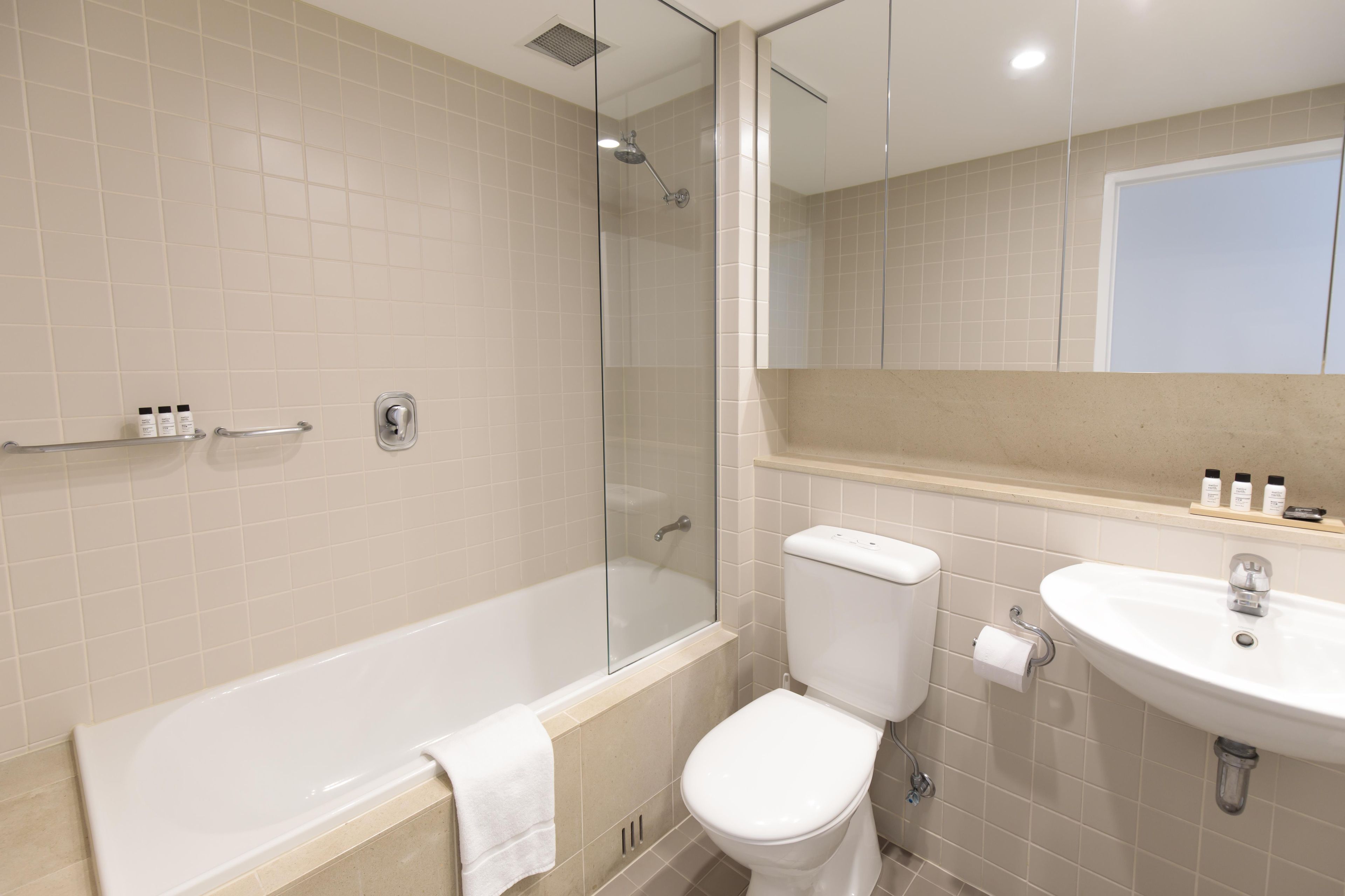Un baño con bañera, inodoro y lavabo.