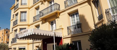 Vista frontal de la propiedad