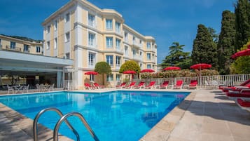 Piscine extérieure, parasols de plage, chaises longues