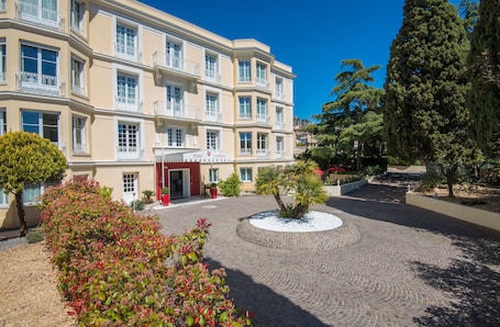 Front of property. Hôtel Carlton