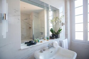 Chambre (A Capella Rez-de-Chaussée) | Salle de bain | Articles de toilette gratuits, sÚche-cheveux, serviettes fournies